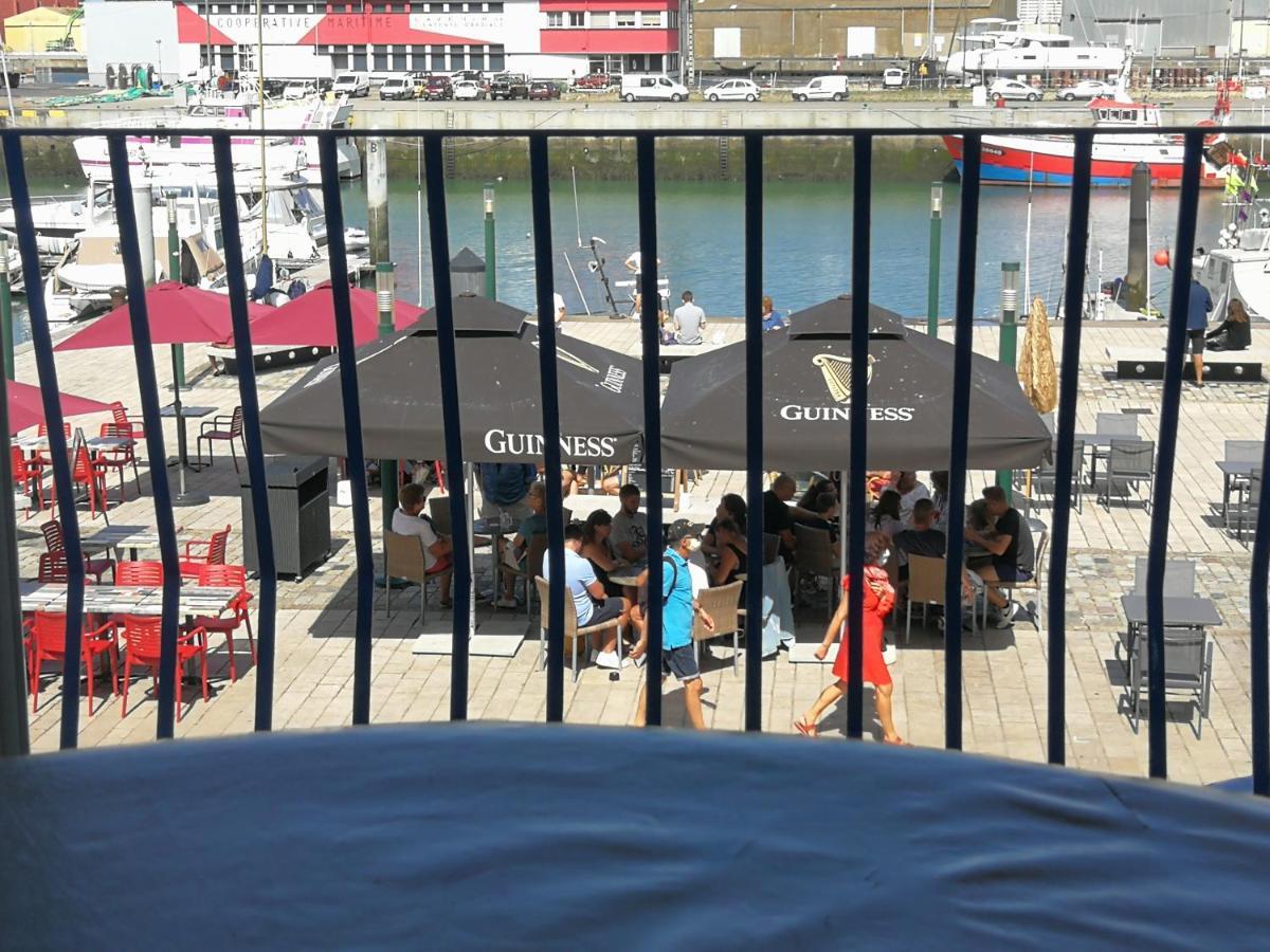 Sur Le Port *