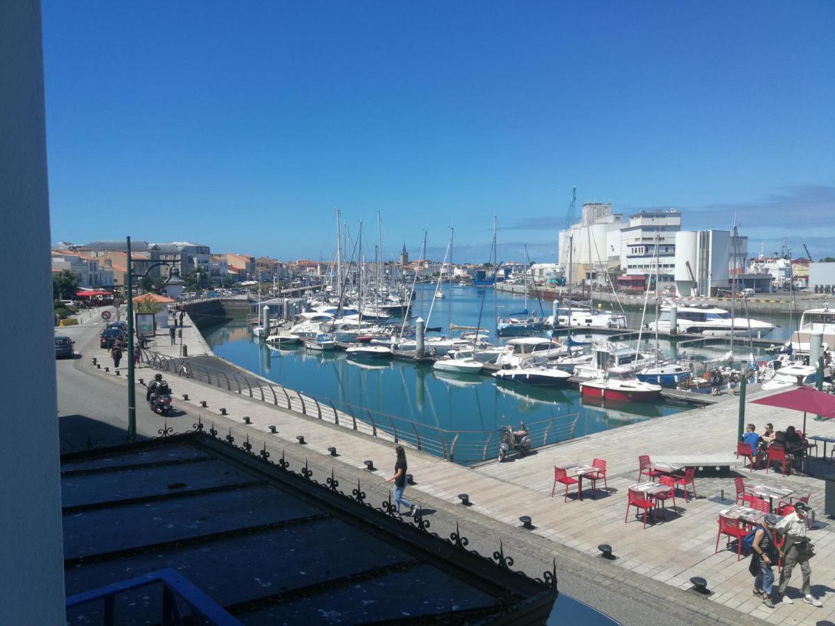 Sur Le Port *